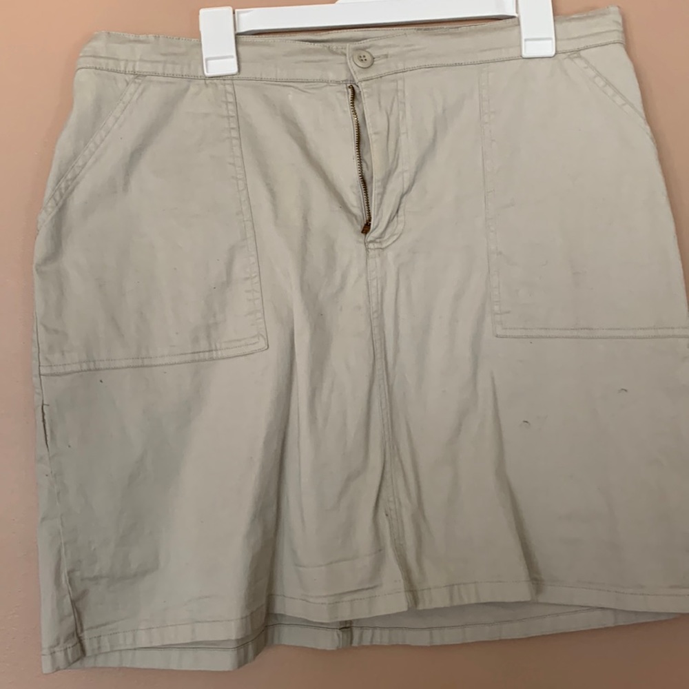Cherokee khaki skort, size 16W with 4 pockets.